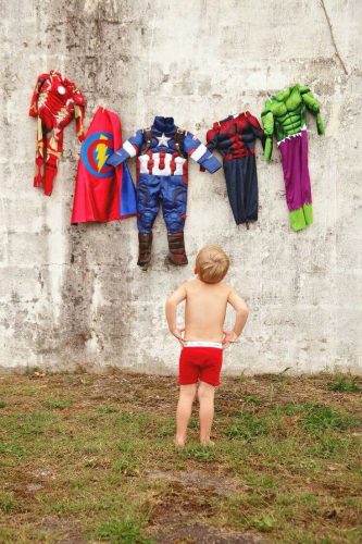 Niño mira disfraces de superhéroes